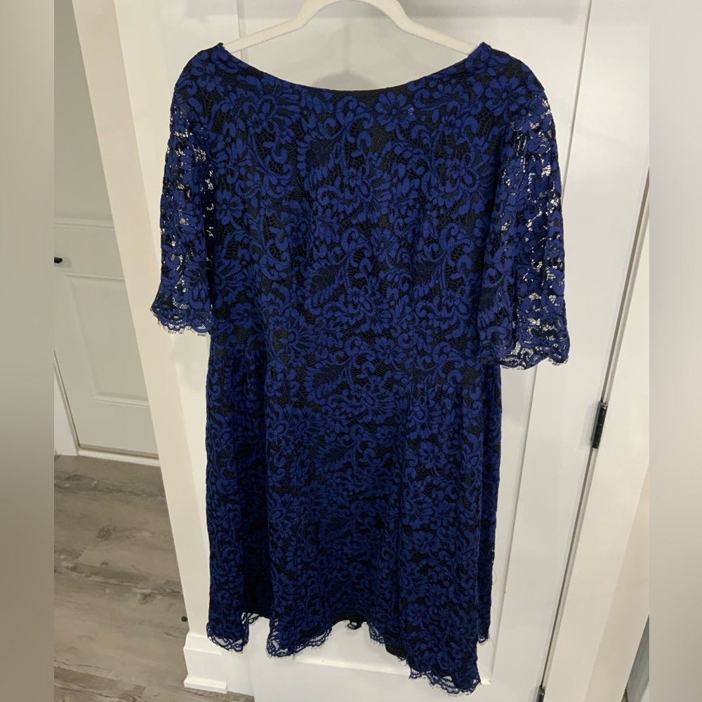 VINCE CAMUTO Elegant Blue Lace Dress